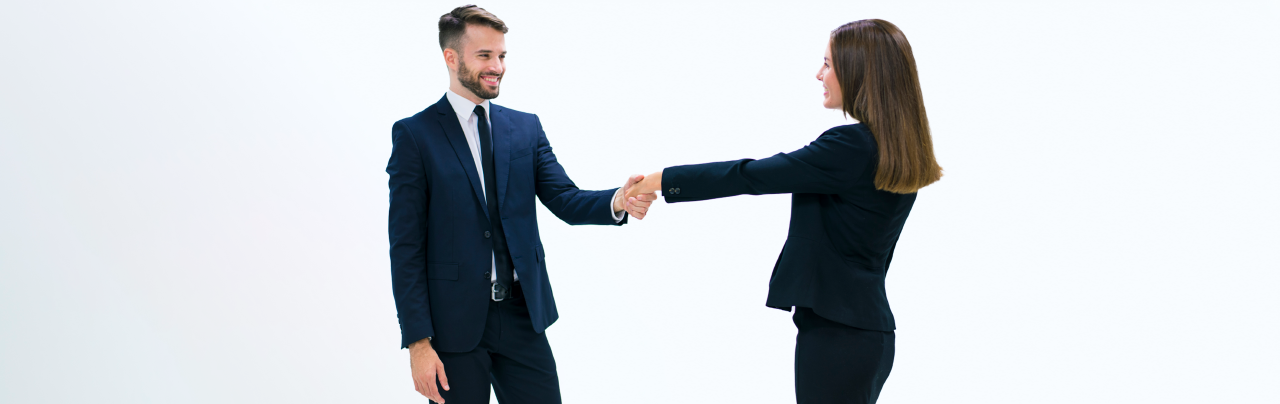 рукопожатие мужчины и женщины. рукопожатие с девушкой. рукопожатие бизнес леди. женское рукопожатие. двое мужчин пожимают руки.